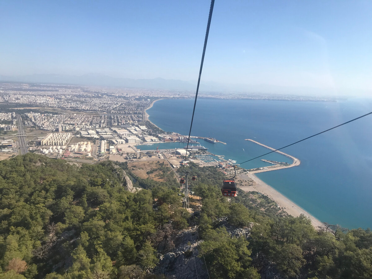 Канатная дорога находится на окраине, с обзорной площадки открывается вид на весь город