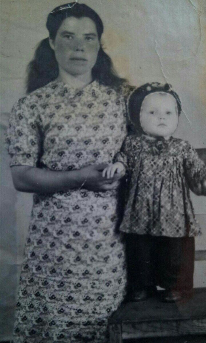 Бабушка с моей мамой. 1950 год. Печорский район