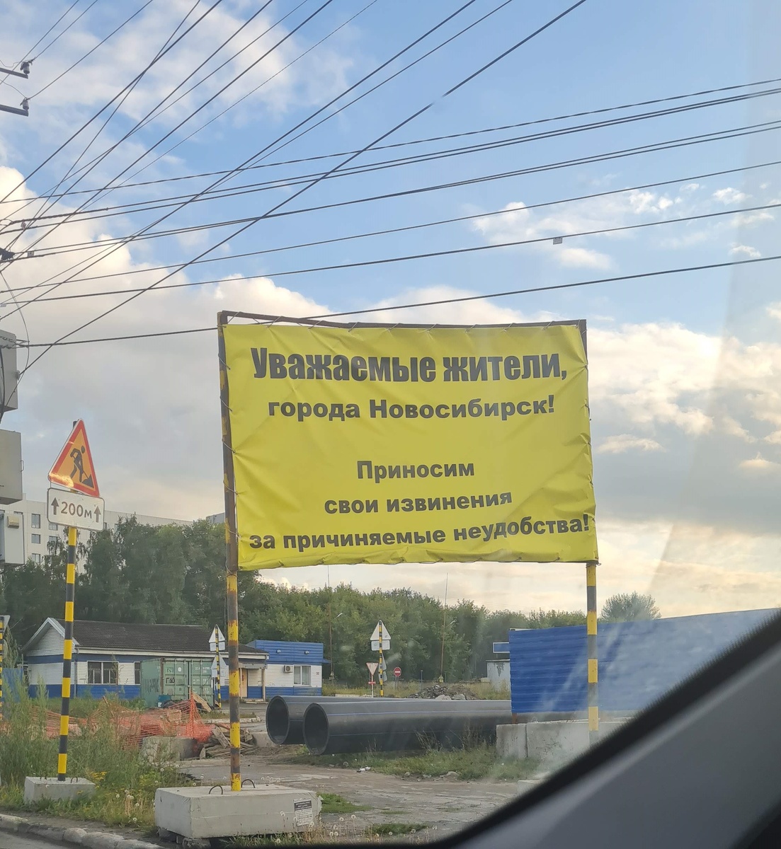 Дороги тут тоже не очень, и много пыли