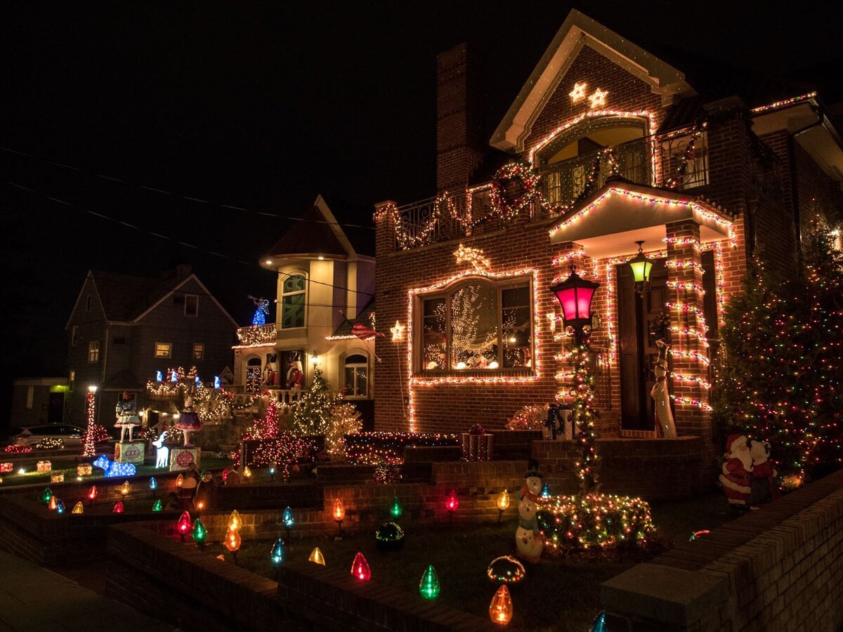 Американский дом, украшенный к Рождеству
