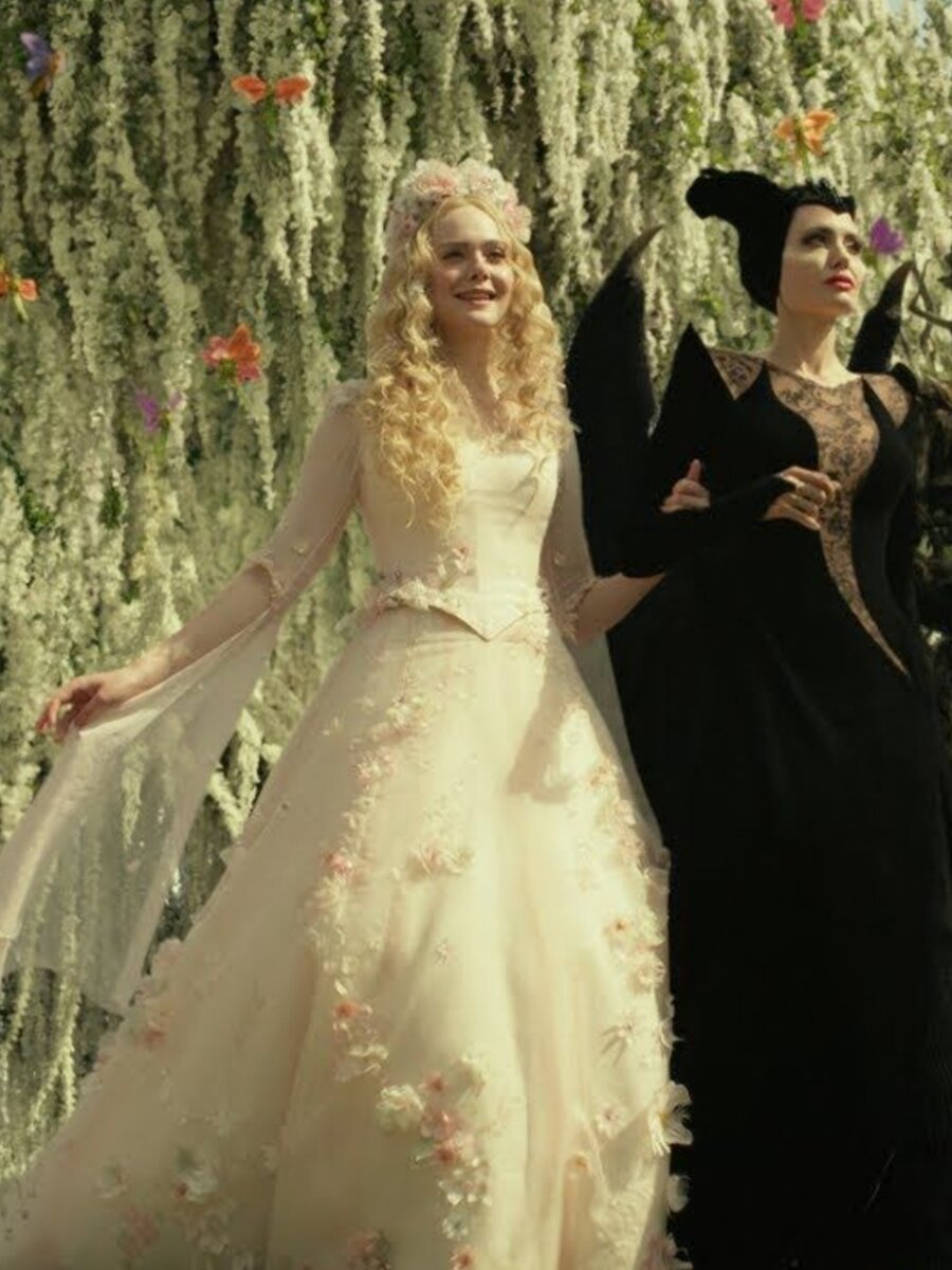 Малефисента ведёт Аврору к алтарю. Фото из интернета. 