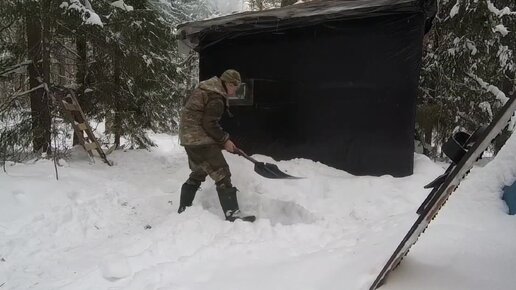 Таёжу один в своем маленьком доме в лесу