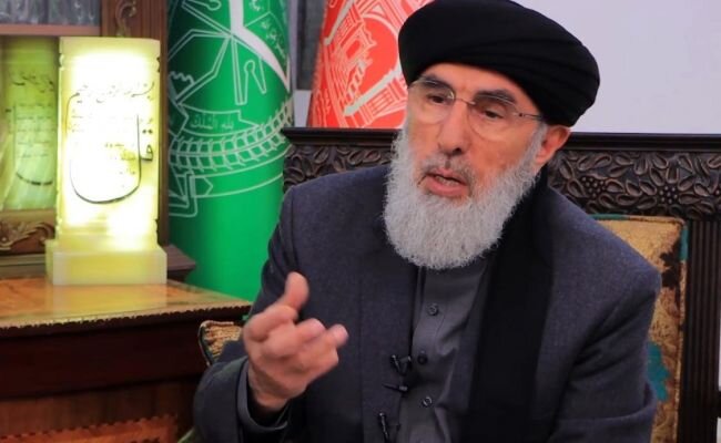 Гульбеддин Хекматияр. Происходит из пуштунского племени Хароти, входящего в крупную группу племён Гильзаи. Бывший студент-инженер. Родился в кишлаке Вартапур уезда Имам-Сахиб провинции Кундуз. Поступил в военную академию, но в 1968 г. перевёлся на инженерный факультет Кабульского университета. По некоторым сведениям, четыре года состоял в НДПА. В 1972 году попал в тюрьму по подозрению в убийстве Сайдала Сохандана — лидера студенческого маоистского кружка «Вечный Огонь» (по другой версии — за антимонархические высказывания). После переворота Дауда в 1973 году (по другой версии — спасаясь от наказания за убийство Сохандана) эмигрировал в Пакистан и встал в оппозицию новому режиму. В 1975 году основал в Пешаваре Исламскую партию Афганистана («Хезб-и-Ислами»), в том же году возглавил выступление против диктатуры Дауда в Панджшере. В годы советского присутствия пользовался особым покровительством США как лидер афганских моджахедов (душманов). За десять лет противостояния правительство США через пакистанскую разведку израсходовало на поддержку его повстанческого движения более 600 миллионов долларов. Кроме этого существенную помощь Хекматияру оказывала Саудовская Аравия. В январе 2017 года ООН отменила санкции в отношении него, власти Афганистана попросили об этом организацию в рамках соглашения, заключенного с Хекматияром и его вооруженной группировкой в сентябре. Соглашение предусматривает амнистию в отношении него в обмен на поддержку афганской конституции и обещание расформировать боевое крыло своей организации. По решению Совбеза ООН его активы разморожены и ограничения на передвижения сняты. 