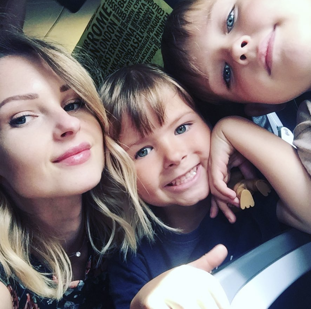 Мы в самолете перед взлетом ,предвкушающие новую жизнь....