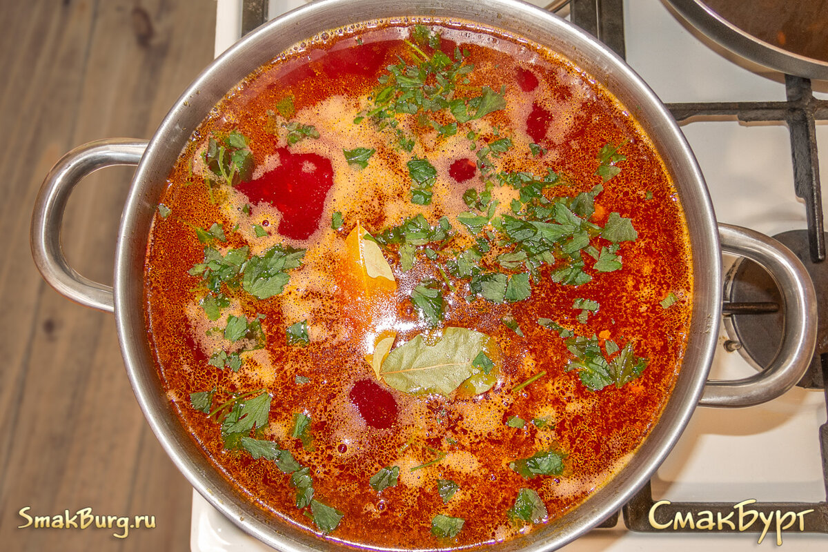 Насыщенный ароматный красный борщ с курицей и фасолью порадуют всю семью!