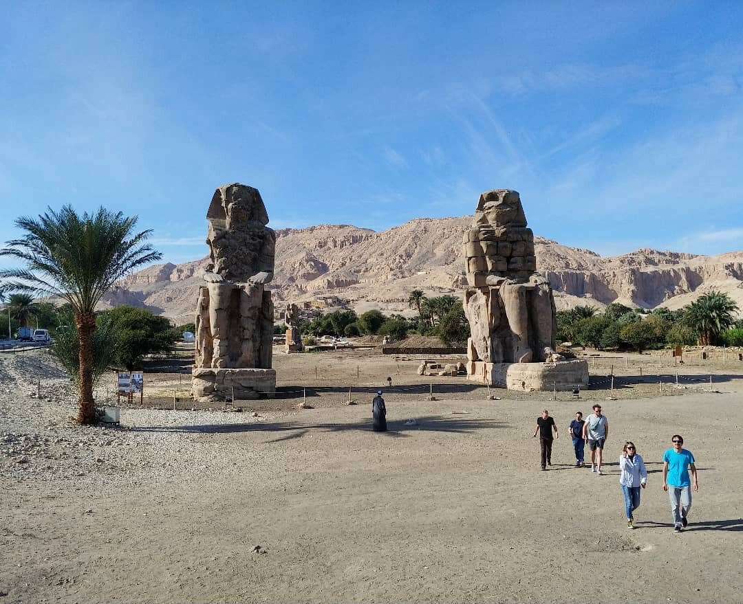 Вид на колоссы и руины храма.