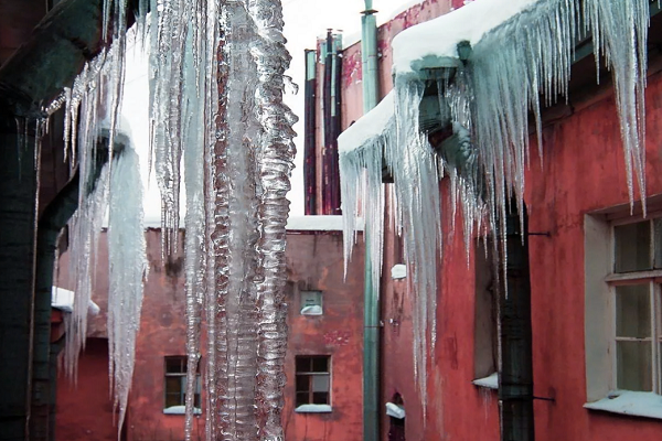 Образовавшаяся наледь на многоэтажке