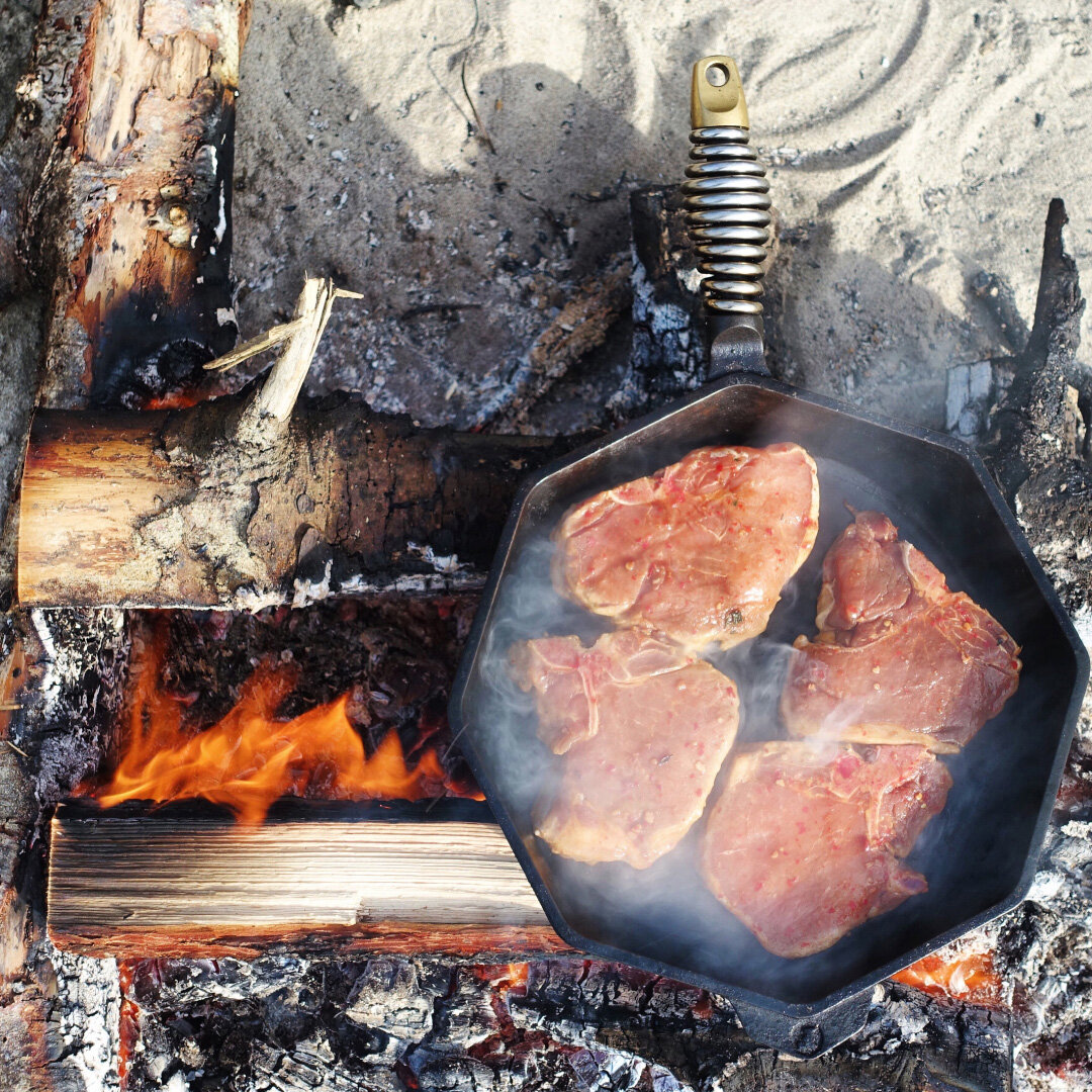 Чугунные изделия универсальны: их одинаково удобно использовать как на плите, так и в духовке, на гриле или на углях. Вам понравится готовить с помощью FINEX на кухне и на улице, на любом источнике тепла, включая индукционные плиты. 