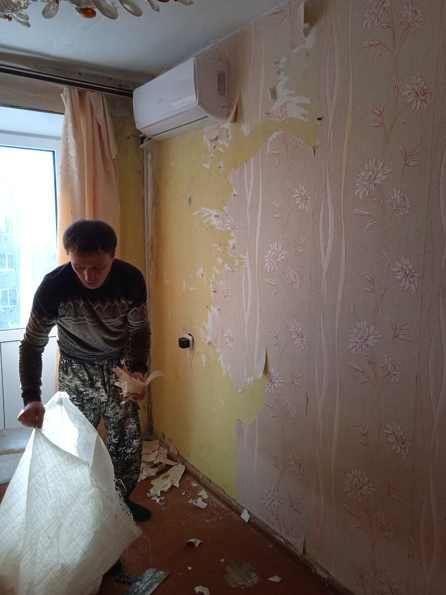 Брат снимает обои