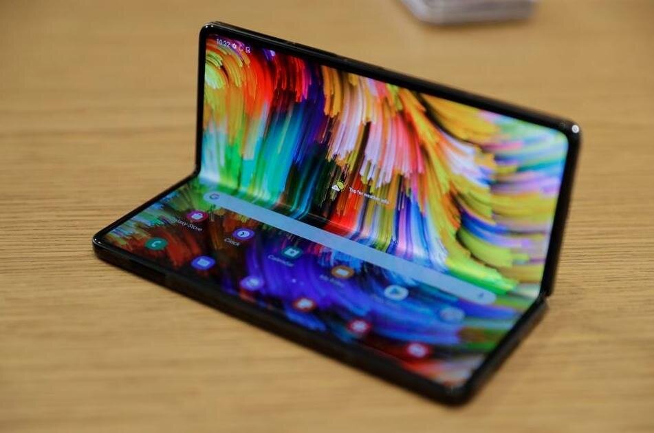 Смартфон приковывает к себе взгляды окружающих не только своими размерами, но и насыщенностью дисплея. Источник: forbes.com