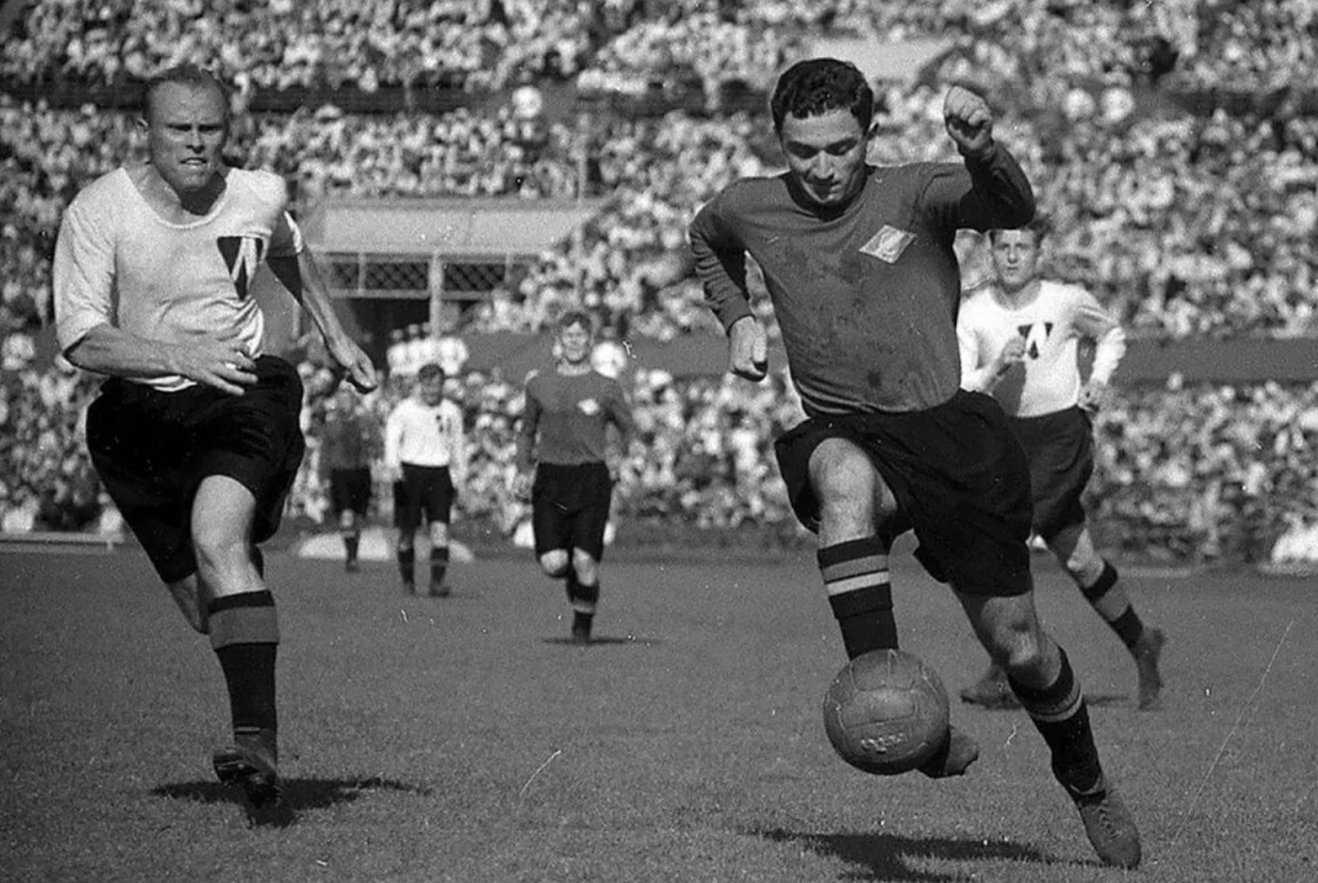 Никита Симонян (справа) атакует ворота противника. Начало 1950-х.