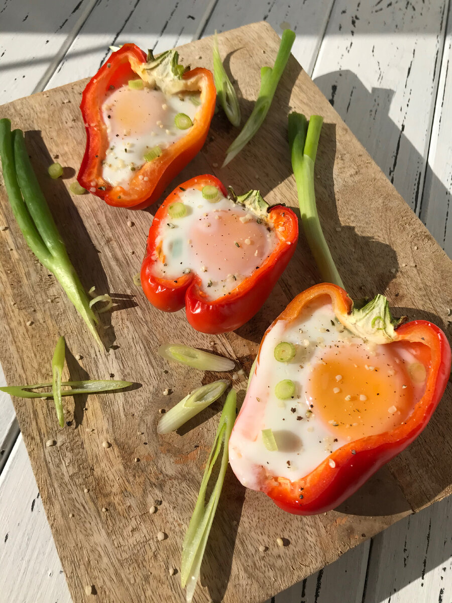 Яичница в сладком перце - вкусно и полезно.
