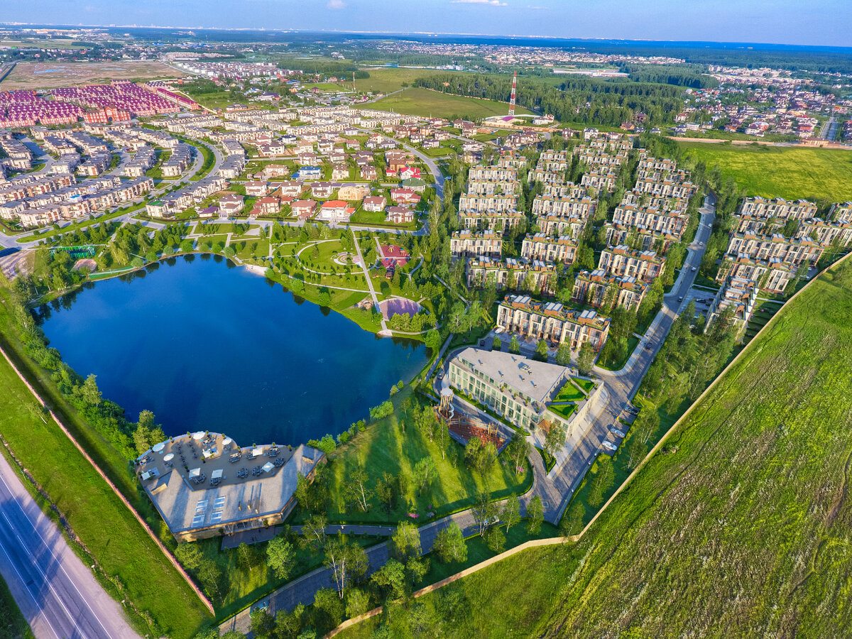 Каждый дом в поселке Park Fonte утопает в зелени, а на окраине поселка находится небольшое озеро. Близость к воде делает микроклимат мягче: летом в поселке прохладно, а зимой — теплее обычного.