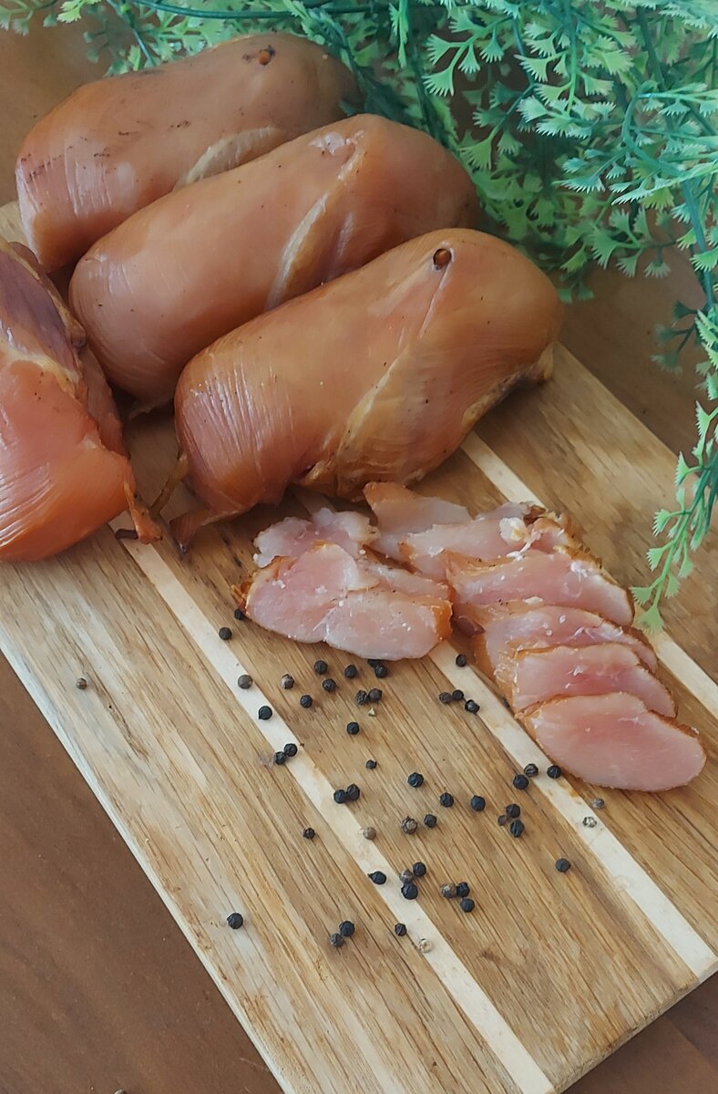 Куриные грудки холодного копчения.
