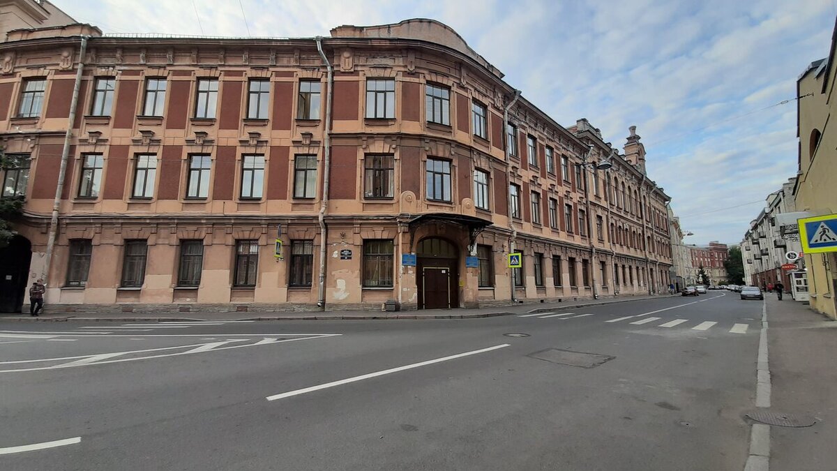 Здание филиала Ленинградского педагогического института им. Герцена 