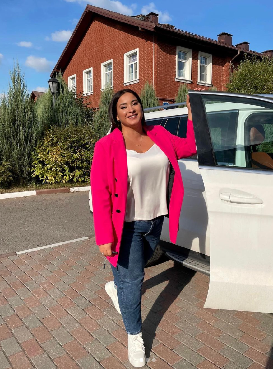 Добрый день. Меня зовут Вика, я — семейный психолог, телеведущая, автор книг «Это же ребенок» и «Это же любовь» и мама троих детей.