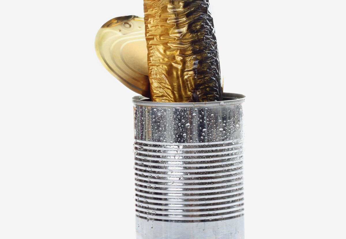     Как открыть консервную банку без ножа?