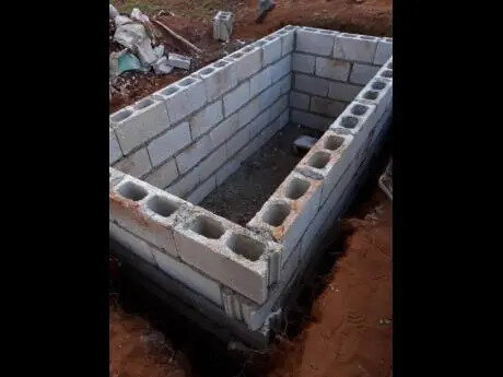 Та самая могила, рядом с которой мертвый водитель сбил троих человек. Фото: Jamaica Star