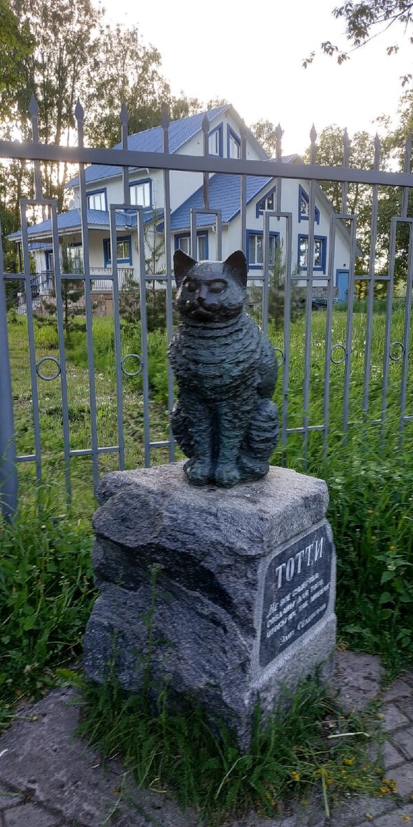 Вот тут упокоился кот, любимец поэта