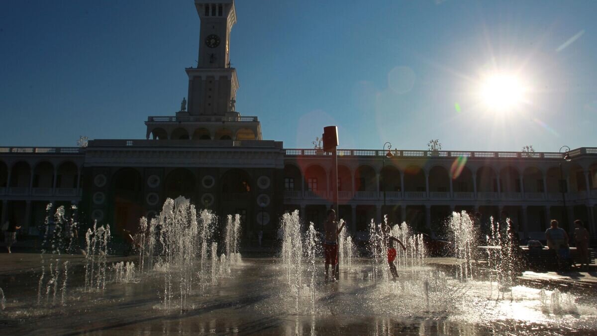    Дети купаются в фонтанах возле Северного речного вокзала в Москве© РИА Новости / Мария Девахина