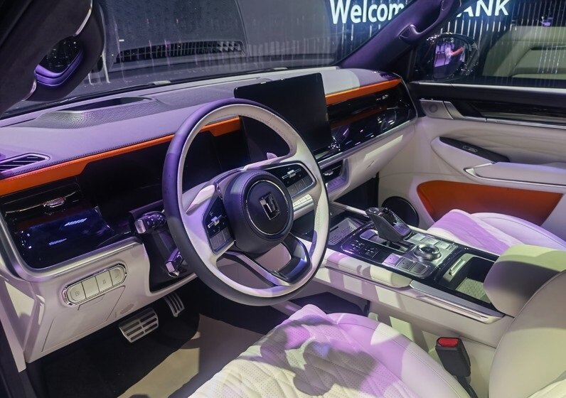 На фото: интерьер гибридного внедорожника Tank 500 PHEV