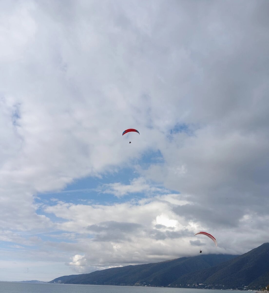 Парапланы. Старт с горы Мамзышха.