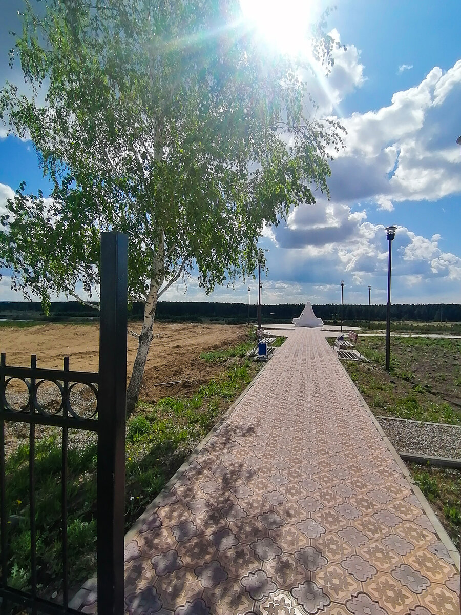 Здесь видно, насколько она белоснежная... И заметно, что сквер тогда еще только готовили к открытию...