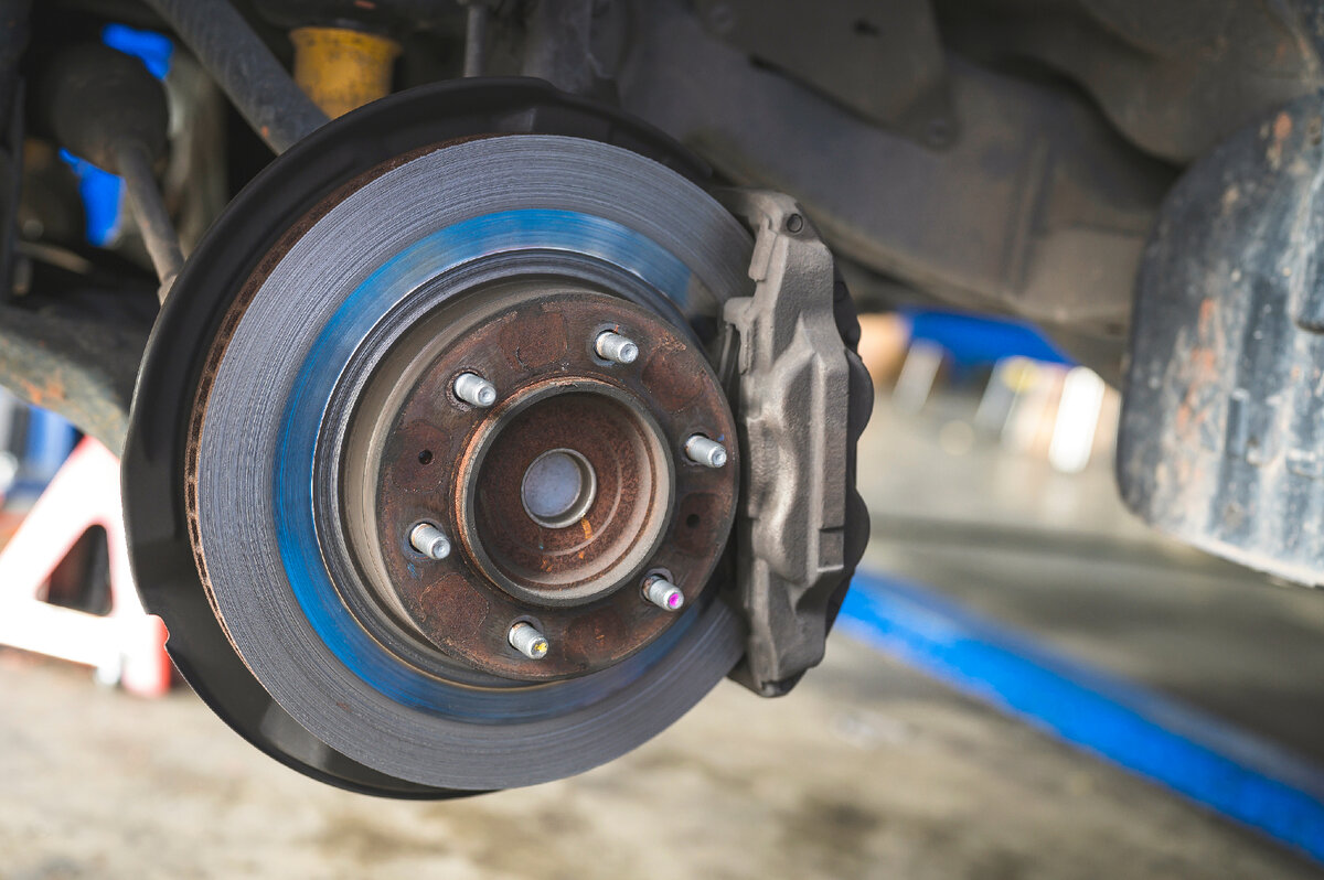 Пружины колодок киа маджентис 2. Скрип тормозов. Скрип колодок. Тормозной диск с колодкой. Скрип тормозов.