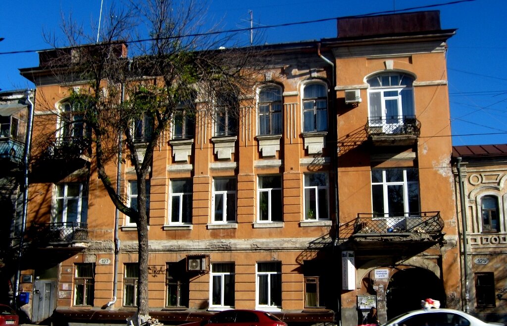 Композиция фасада - трехчастная, семиосевая. 