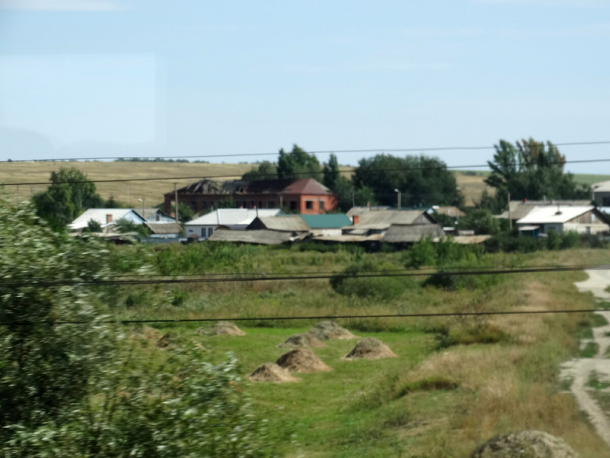Вид на село из окна поезда