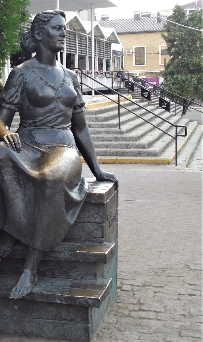 Памятник  Н.В. Мордюковой на улице Ленина