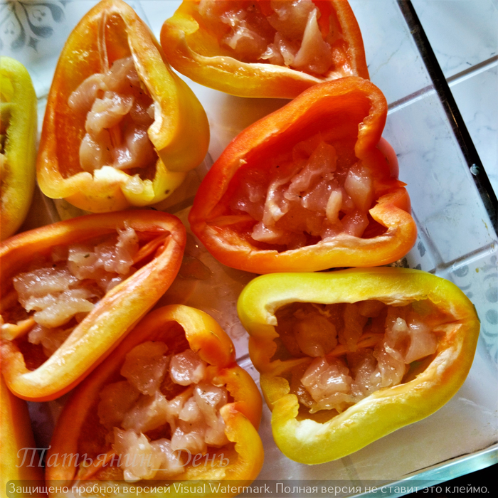 в перцы ложкой выкладываем мелко нарубленную куриную грудку.  dzen.ru/tatiana_day