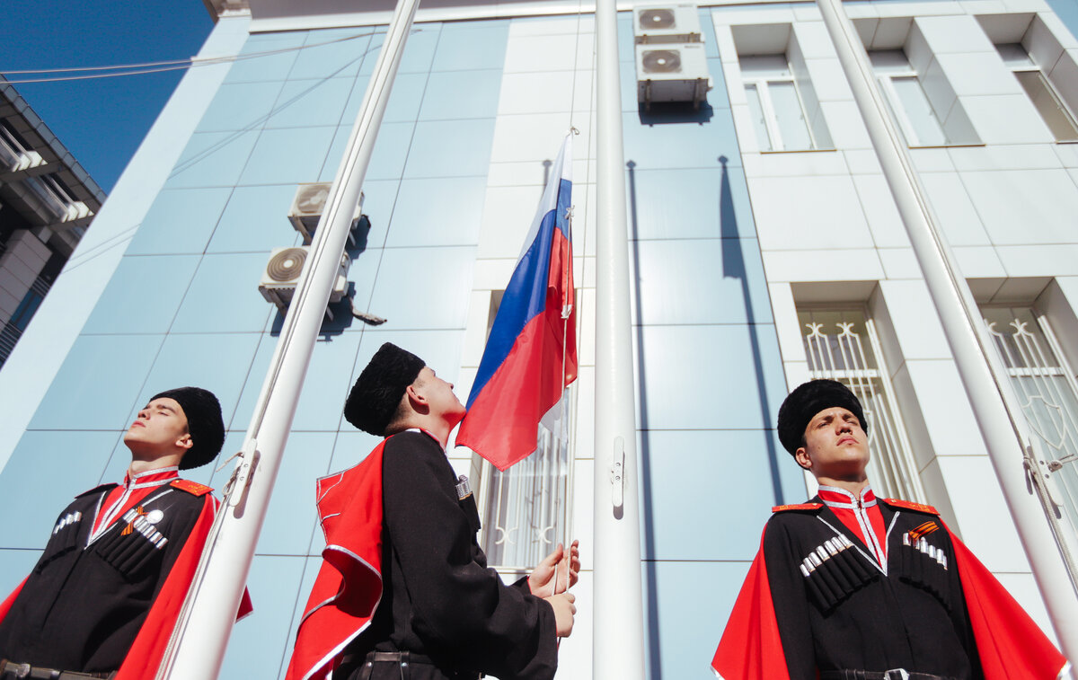 Вернулись к традициям: каждую неделю в школах Краснодара взмывает в небо  флаг России | Краснодарские известия | Дзен