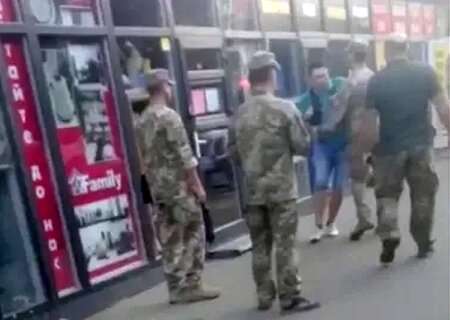    В Киеве военком угрожал мужчине пистолетом, пытаясь вручить ему повестку на улице