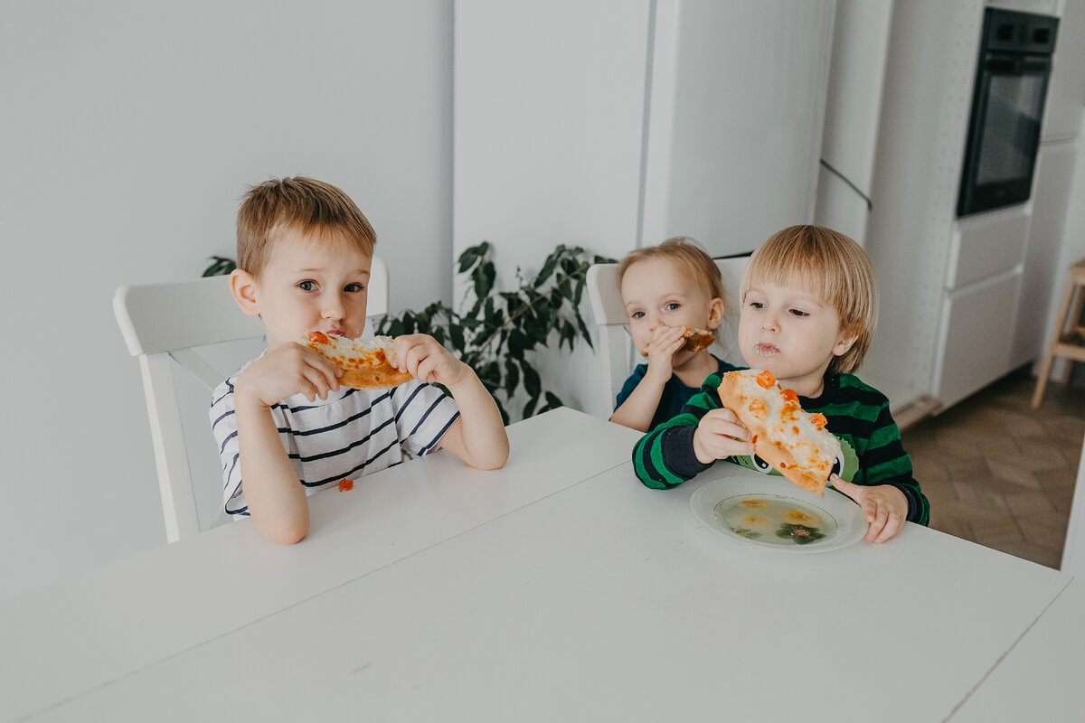 Безопаснее готовить самим и давать ребенку то же, что вы традиционно едите сами, так как еще с беременности ребенок знаком с этой едой