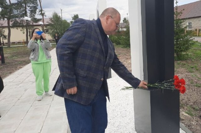    На Аллее Славы Олег Мельниченко возложил цветы павшим воинам. Фото:  АиФ/ Никита Ломсков