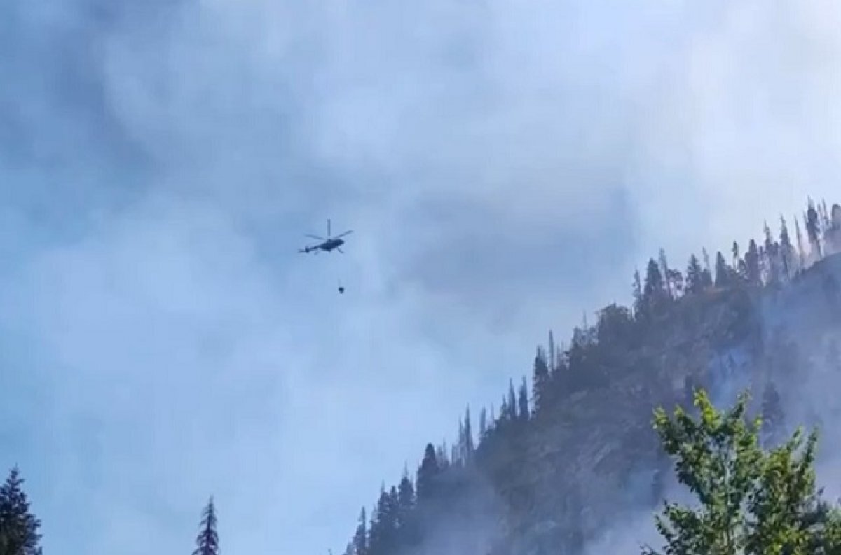    Пожар в Тебердинском национальном парке тушат с помощью вертолётов