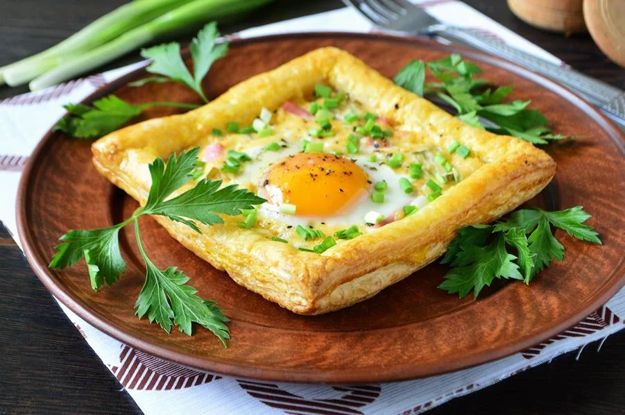 Яичница на слоеном тесте на завтрак. Корзиночки с ветчиной и сыром в духовке. Яичница с беконом и сыром. Хачапури гербалайф. Лодочки сырные с яйцом.