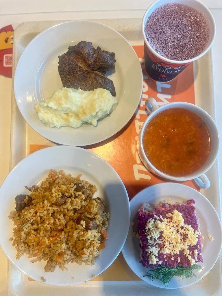 Пюрешечка со свиной шейкой для Пупы, остальное - для меня.