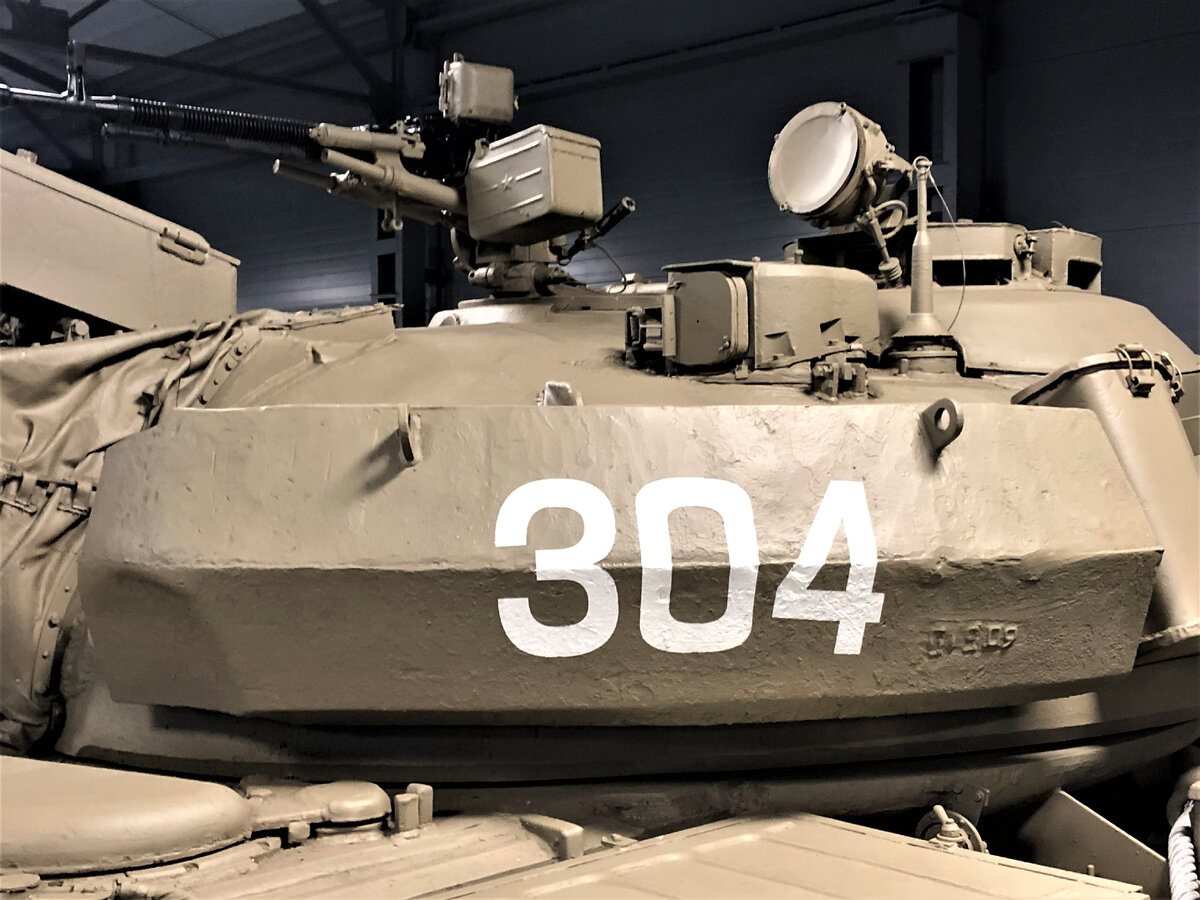 Перед командирской башенкой-колпак прицела-прибора наведения 1К13; за ним-антенный ввод радиостанции Р-173