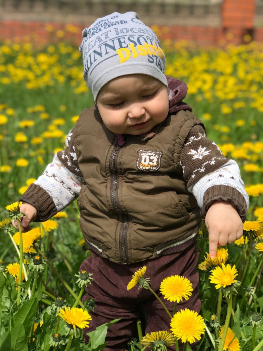 Я люблю наблюдать за ним, вечно не бегу со словами "нельзя". Вмешиваюсь только в опасные и конфликтные моменты 