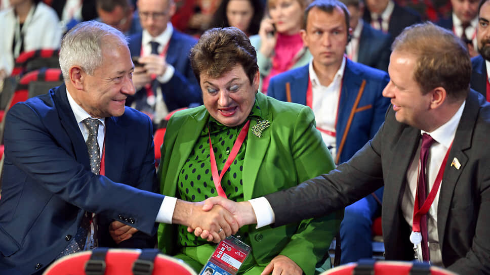   Президент фонда Alternative Capital Investments Леонид Рейман (слева) и аудитор Счетной палаты РФ Светлана Орлова перед началом пленарного заседания ВЭФ Дмитрий Азаров/Коммерсантъ
