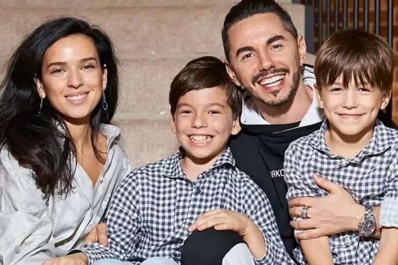 Родригез с женой и детьми. Почему развелся родригез. Почему развелся родригез. Родригез жена. Почему расстались родригес с женой.