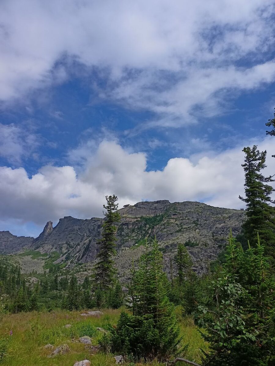 Вдалеке можно увидеть Висячий камень