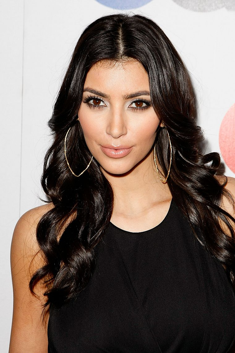 
Американская звезда следом за своей сестрой основала собственную компанию по производству косметики. За прошедший год продажи фирмы дошли до 100 млн. долл. в основном за счет парфюмерной продукции и комплектов для лица. Кардашьян еще имеет прибыль с собственной страницы в Инстаграм, на которой у нее около 114 млн. подписчиков
