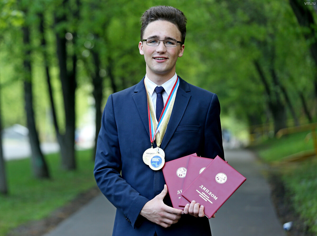  
Ученик 11-го класса московской школы № 1514 Петр Попов демонстрирует три диплома, которые он завоевал на Всероссийской олимпиаде школьников в этом годуФото: Алексей Орлов, "Вечерняя Москва"13 мая в Департаменте образования и науки Москвы сообщили, что более 12 тысяч столичных учащихся приняли участие в столичной олимпиаде «Музеи. Парки. Усадьбы».