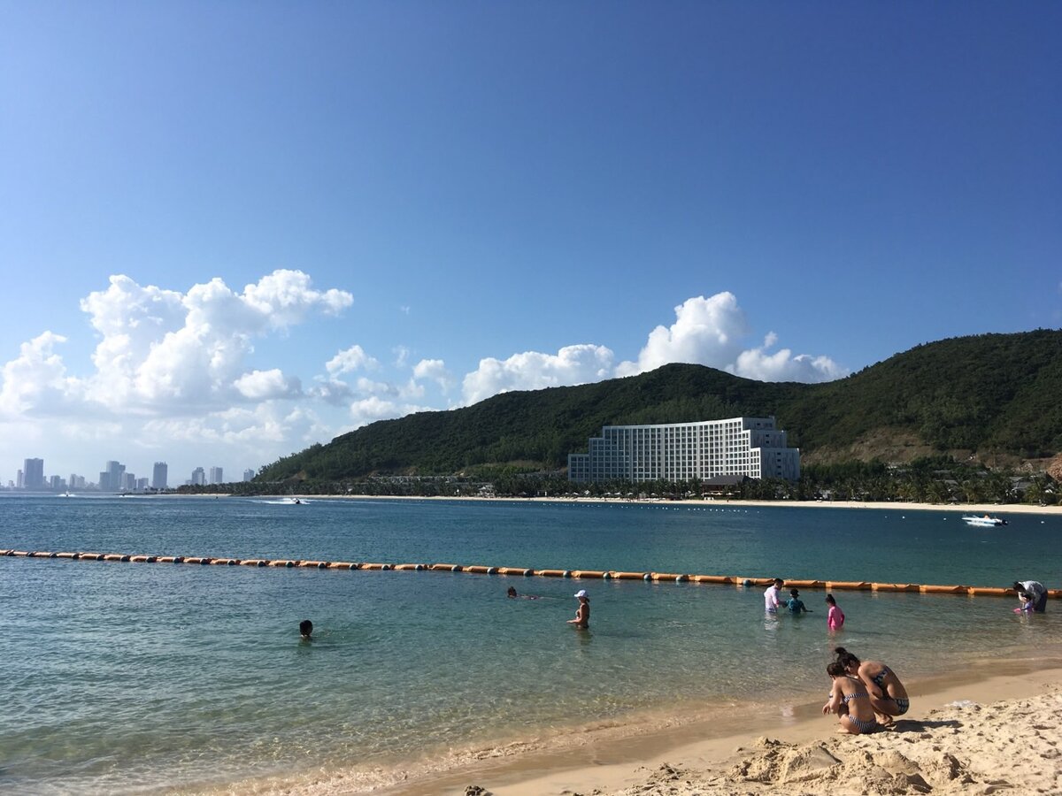 Сразу скажу-я не турагент, а такой же как вы турист. Поэтому то, что я брассказываю о странах и отелях- чисто от себя, возможно непрофессионально, но от души)) Мы посетили более 25 стран и здесь, на канале, я собираюсь рассказать о любимых местах отдыха. Поделиться впечатлениями про курорты во Вьетнаме вдохновило то, что любимая всеми Турция бессовестно выросла в цене🤭 Для отдыха с детьми мы всегда выбираем пресловутую систему Все включено, как бы кто на нее не ругался) Ну не получается у нас по- другому)