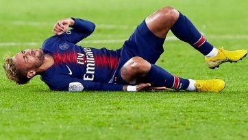 2019 год начался для форварда, в целом, отнюдь неплохо: он стабильно играл, стабильно забивал голы в ворота соперников парижской команды, которая тогда уверенно продвигалась вперед к своему очередному чемпионству и его таки достигла. Но далее была 62-я минута кубкового матча со «Страсбуром», рецидив прошлогодней травмы, насыщенное событиями длительное восстановление, две дисквалификации вначале от УЕФА, а затем и от французской федерации. Далее последовало его лишение капитанской повязки в сборной Бразилии и «вишенка на торте» - заявление девушки об изнасиловании Неймаром. Воистину год получается для нападающего по-настоящему черным.
