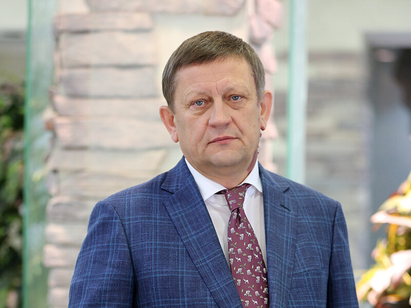 В Новосибирске не состоялся арест экс-директора Национального медицинского исследовательского центра (НМИЦ) Минздрава РФ имени академика Мешалкина Александра Караськова. Ходатайство о его заключении под стражу суд вернул следствию в связи с тем, что подследственный находится в реанимации. Зато суд отправил на два месяца в СИЗО его заместителя и супругу Ирину Бойцову. В обоснование ходатайства о заключении госпожи Бойцовой под стражу следователь указал, что инкриминируемое ей преступление «угрожает экономической безопасности РФ и совершено в тяжелой для страны экономической ситуации». По данным силовиков, преступная группа, предполагаемыми участниками которой были Александр Караськов и Ирина Бойцова, похитила из бюджета на госзакупках 1 млрд 350 млн руб.