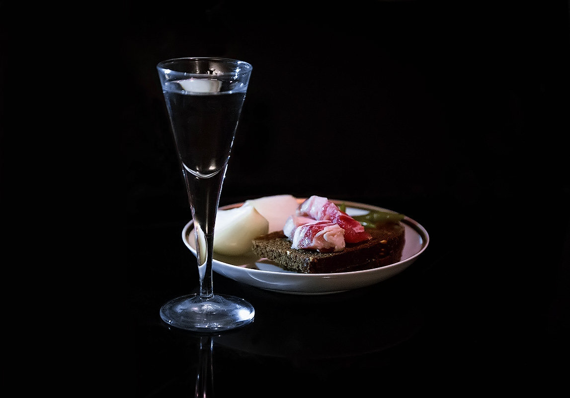 Картинка рюмка водки на столе